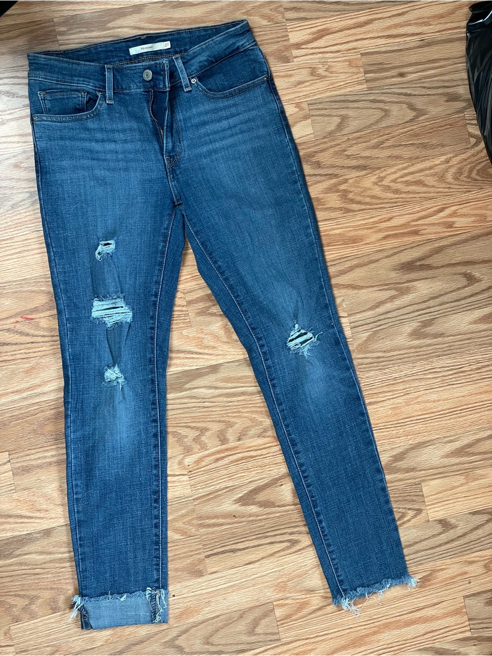 Levi’s 711 Skinny Jeans W27 L30 Distressed Raw Hem Medium Wash